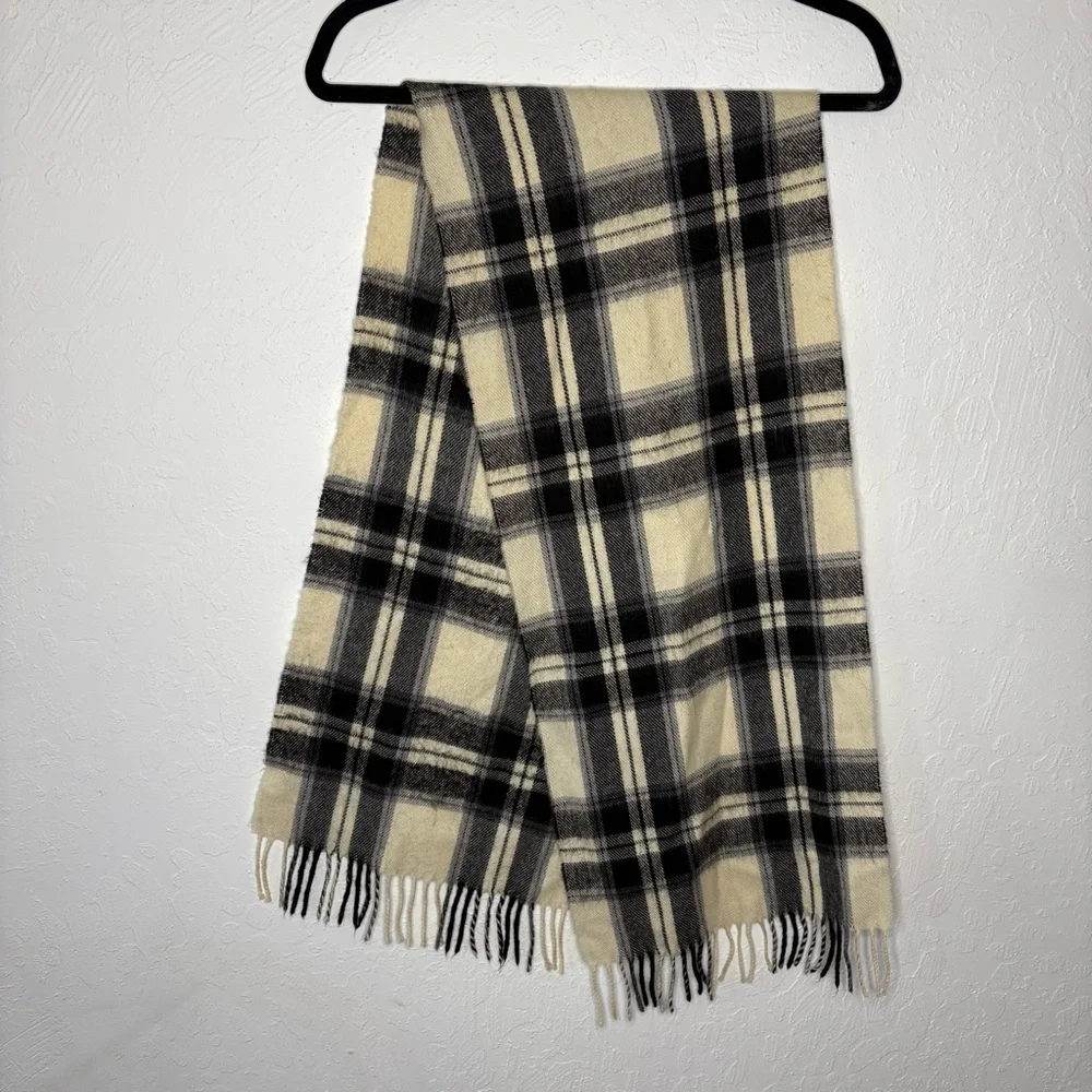 Amanda Smith 100% Wool Plaid Black White Scarf Fringe Made in Japan 56” X 12.25”